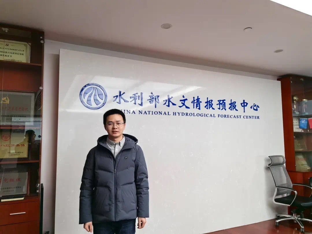 《光明日报》报道妖精视频
教授朱非林，在广袤大地上挥洒汗水！