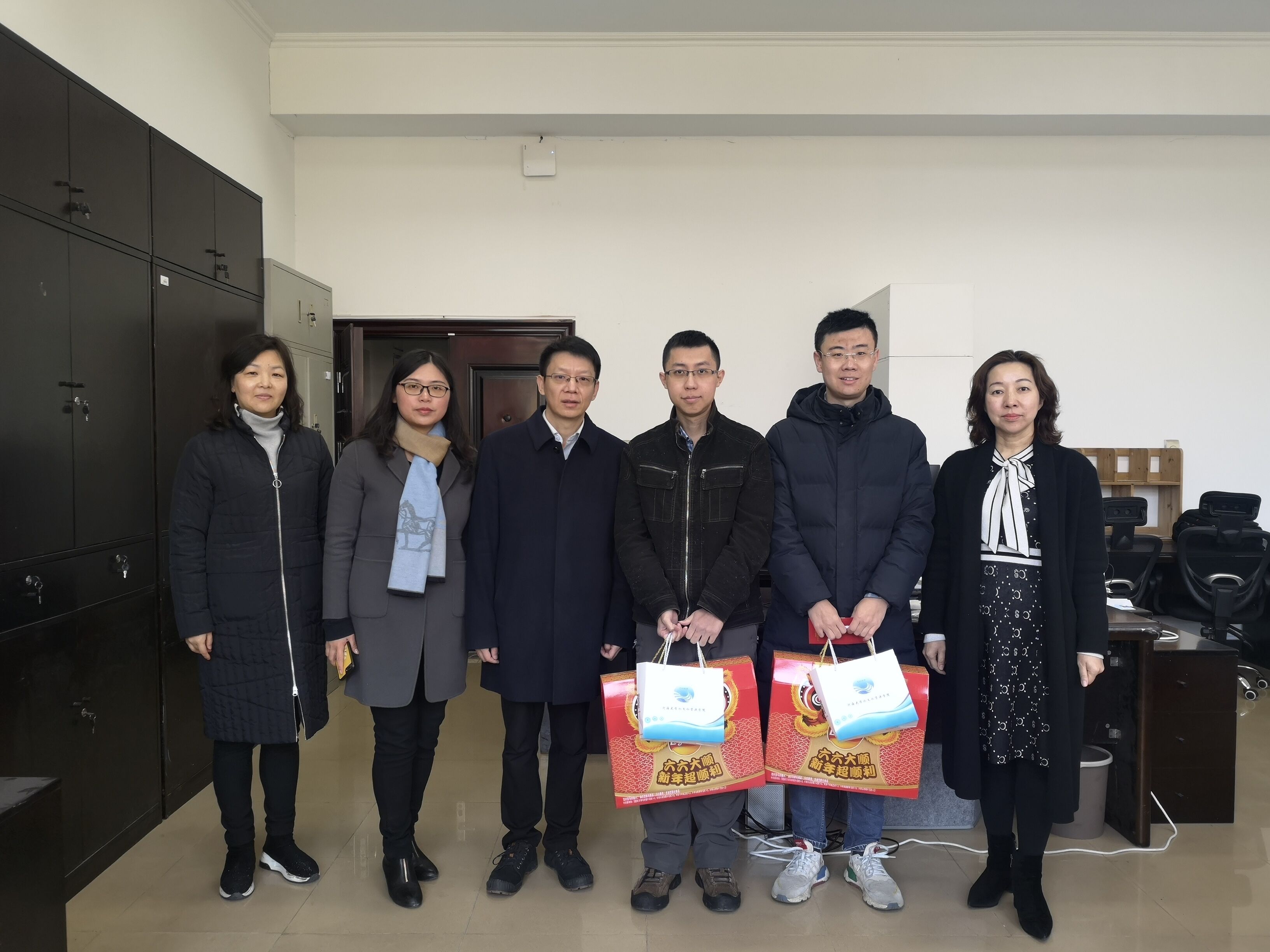 妖精视频
领导看望慰问留校师生