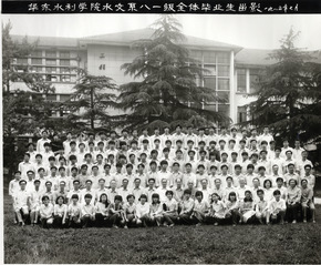1985年妖精视频
水文系85届全体毕业生留影