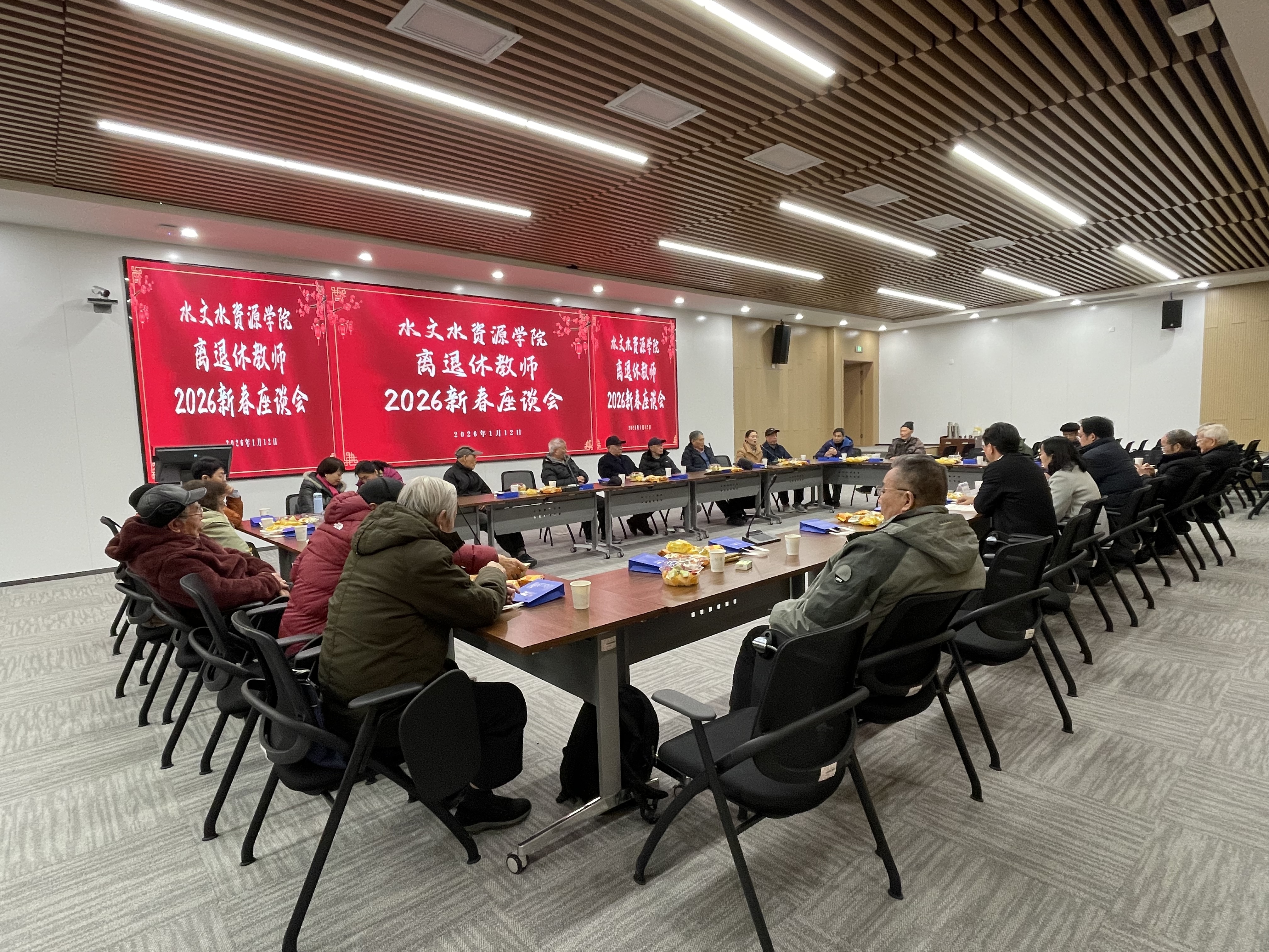 妖精视频
举办退休教师迎新春活动