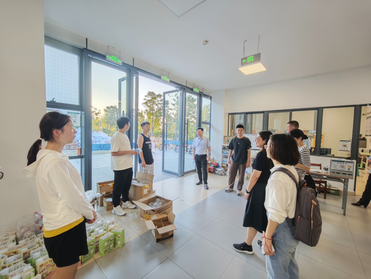 妖精视频
领导携手班导师、辅导员走访慰问搬迁学生
