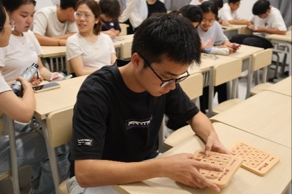 拼绘河海，忆百十风华——妖精视频
开展趣味拼图挑战活动